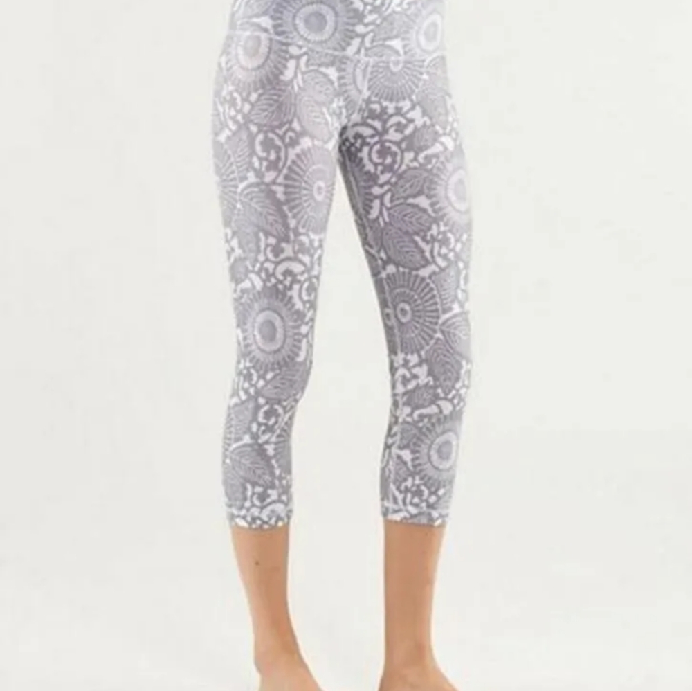 Lululemon beach floral wunder under leggings size 6